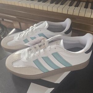 Adidas Barreda White and Teal Sneakers Womens 9 NWT